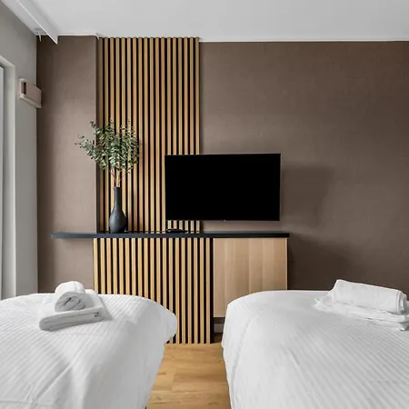 Elegant Beige Harmony By Bookinghost * Warschau