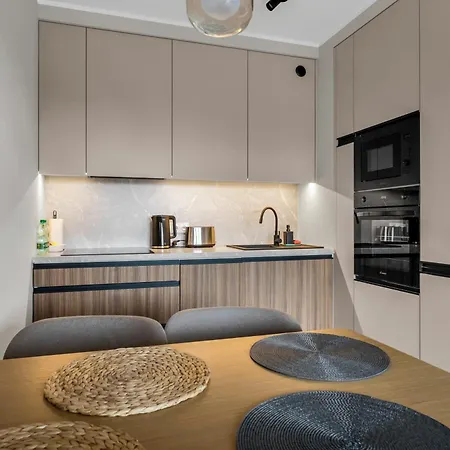 Elegant Beige Harmony By Bookinghost * Varsovia