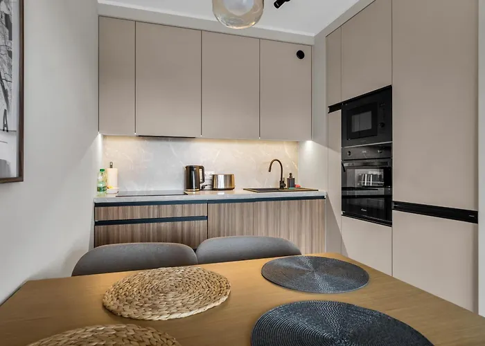 Elegant Beige Harmony By Bookinghost * Varsavia