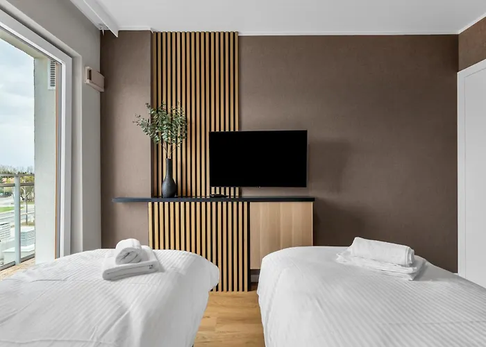 Elegant Beige Harmony By Bookinghost * Varsovie